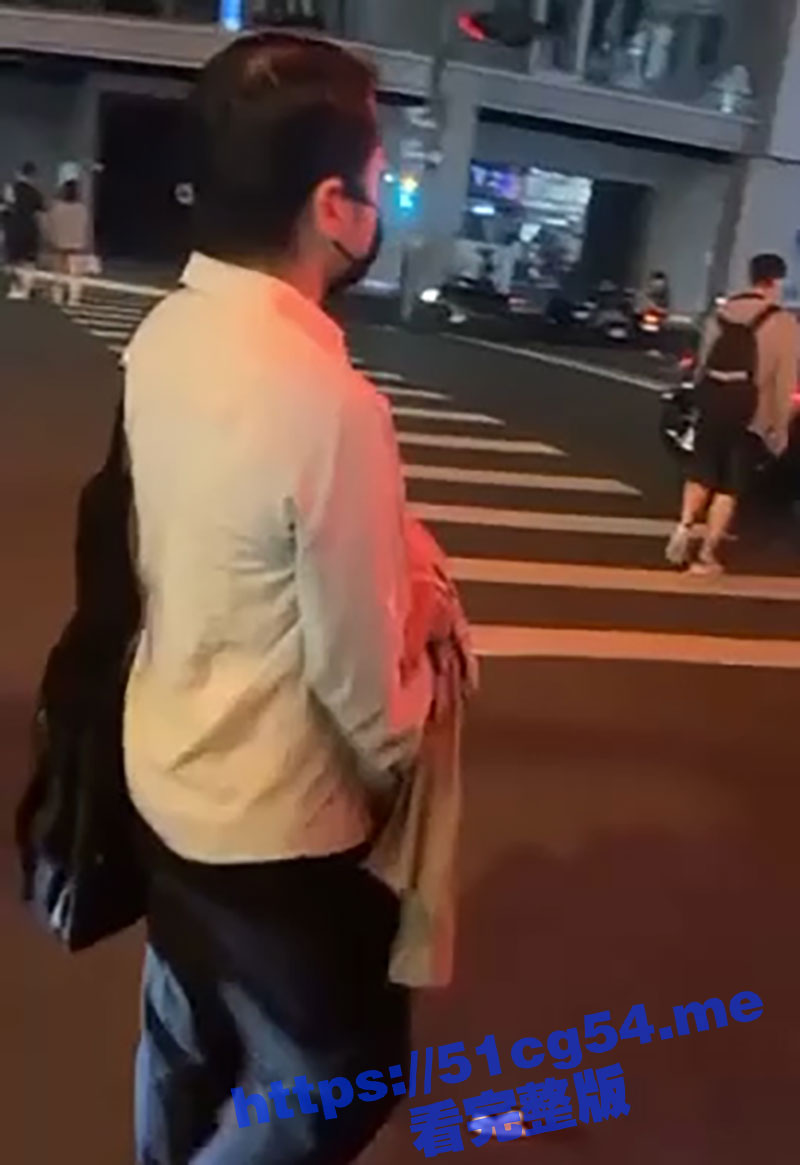 台湾台中国立一中科技大学 四眼仔当街看着美女打飞机撸屌 被路人拍摄曝光记录！