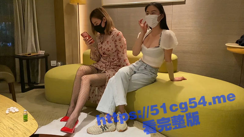 金主重金约操极品嫩模闺蜜姐妹花双飞！高挑的身材穿上丝袜 任由哥哥肆意玩弄爽翻高潮！