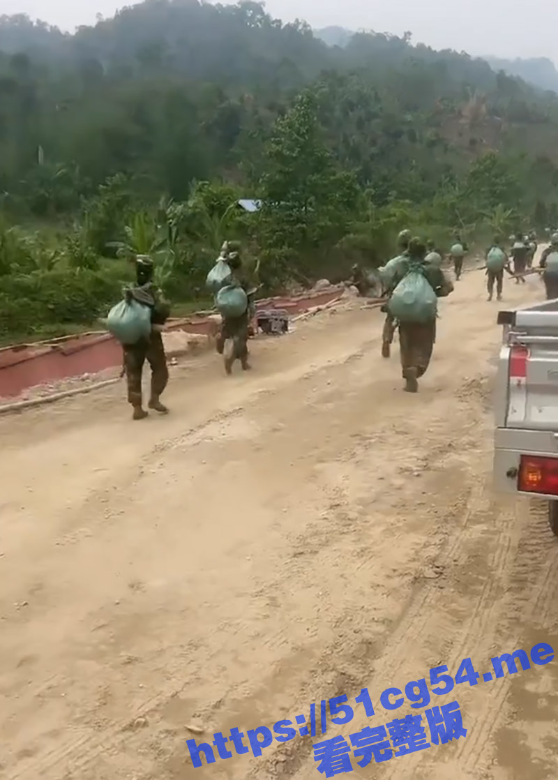 南部战区打击克钦军 一个小时内嘎掉三个加强营 全程零伤亡 打完回营还发了微博才睡觉
