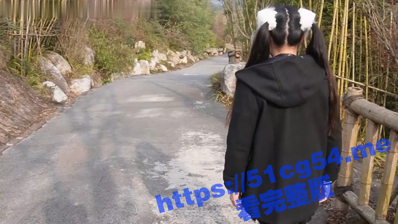 可爱双马尾JK小学妹被小屌主人公园调教露出野战 小萝莉为金主口硬再被后入！