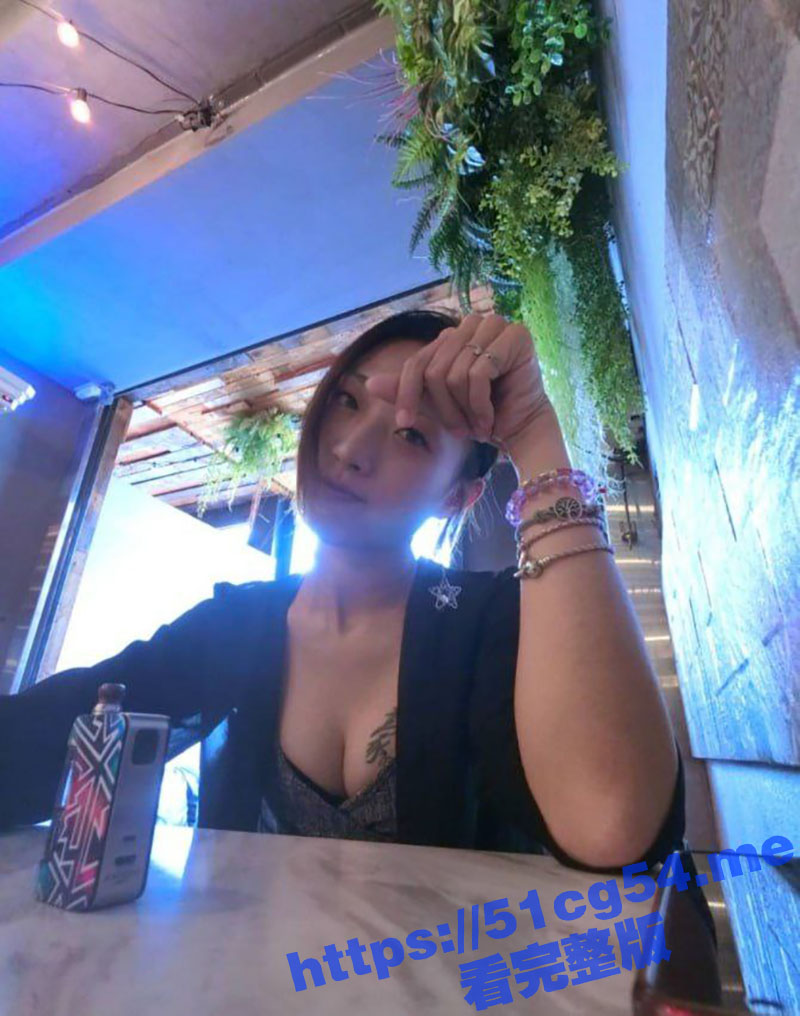 满背纹身的怀孕少妇 8个月身孕还出来约炮 看这纹身和舌钉 绝对是个有故事的女人 在床上是真的骚啊