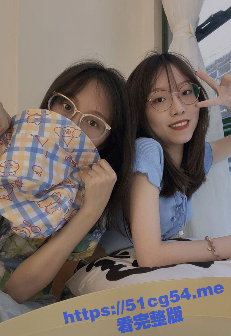 花费两周时间约会 吃饭看电影只花500元就拿下反差眼镜妹 到酒店就迫不及待跪舔肉棒了！