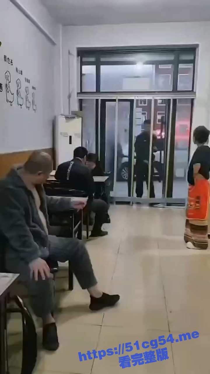 河北保定醉汉砸店 警察来了竟然还敢袭警 喝点酒不知道自己是谁了是吧！