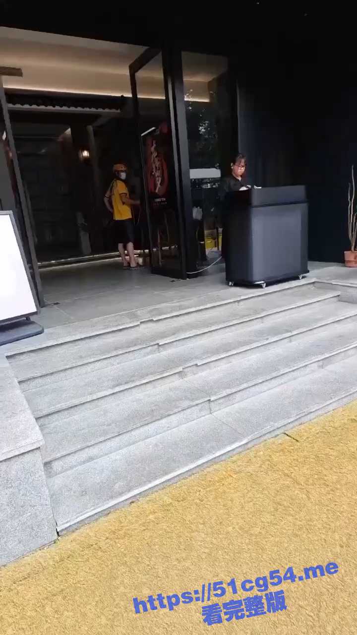 小仙女破防啦！外卖小哥一句肥头大耳 小姐姐突然破防暴打外卖小哥 还要求道歉！