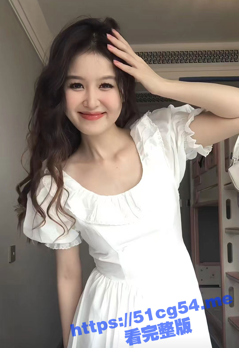 不懂就问这是什么拍摄视角 这奶子是真的挺白挺大的 不知道是自拍还是偷拍！