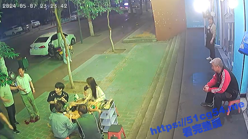 陕西宝鸡 一男子在串串店门口与人发生口角 被人用利器刺中大腿动脉 随后血流不止倒地身亡！