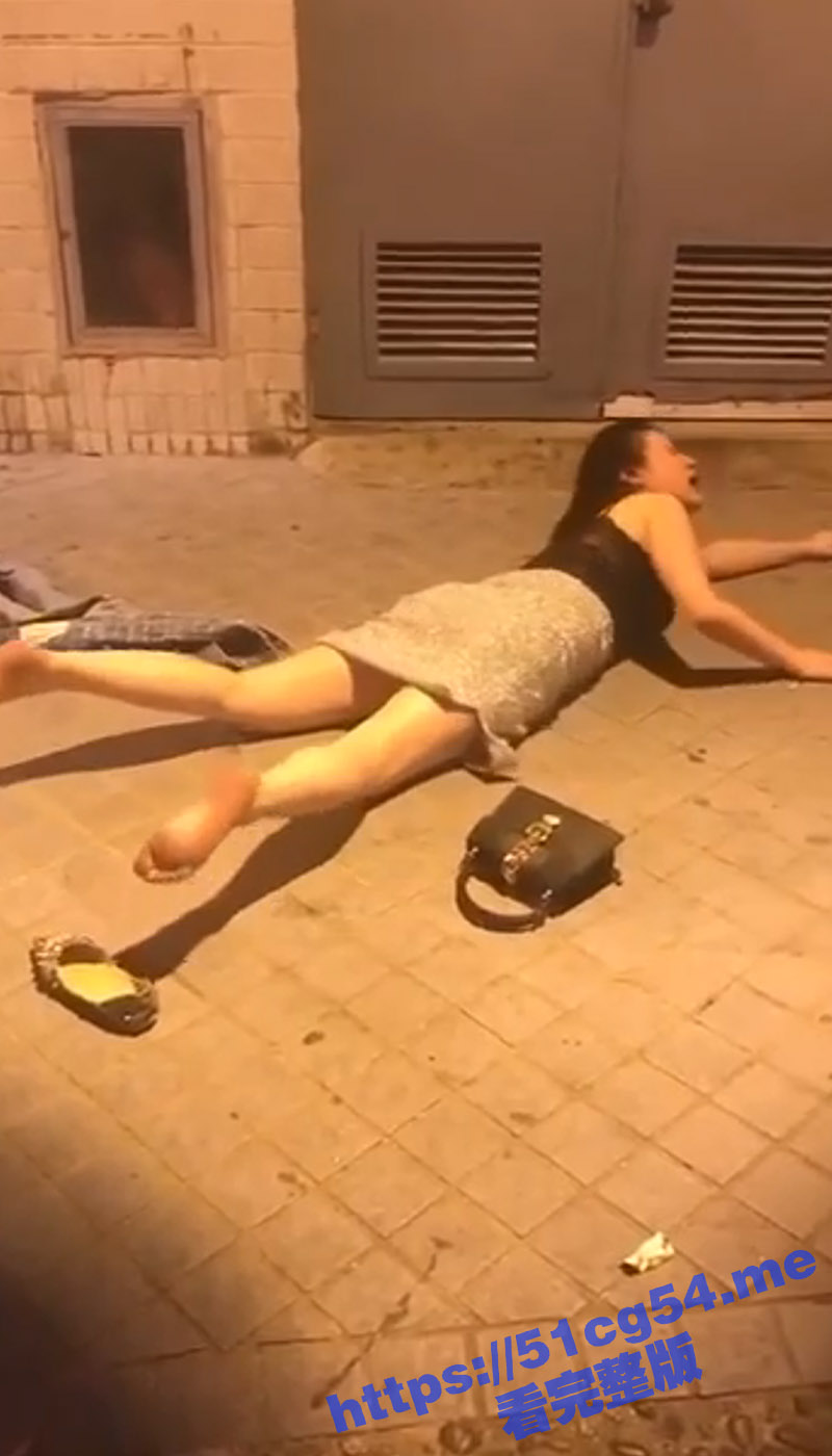 下班回家的路上 一个醉酒美女躺在地上不停嚎哭翻滚 兄弟们遇到这种情况该怎么办？