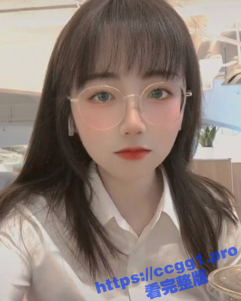 酒店调教清纯大学生 翘臀美腿诱惑十足 玩弄调教没一会就湿了 直接后入爆操 这屁股后入也太Q弹了