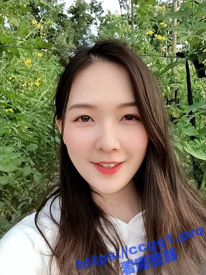 清纯巨乳反差婊 应该是个E罩杯 被纹身肥猪佬各种蹂躏后入爆操 奶子被摇得左晃右晃 淫言淫语不断