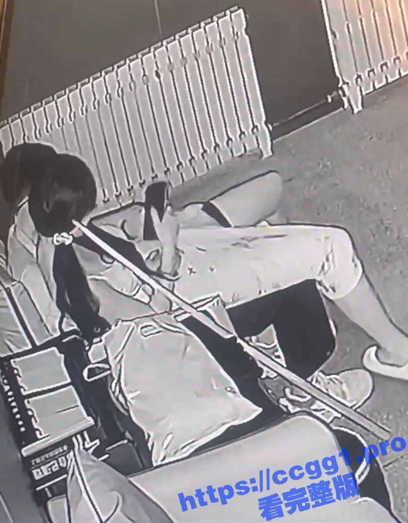 台球厅监控偷拍 一对情侣在小黑屋偷偷抠逼 这哥们手法挺专业啊 但没想到摄像头有红外夜视功能吧