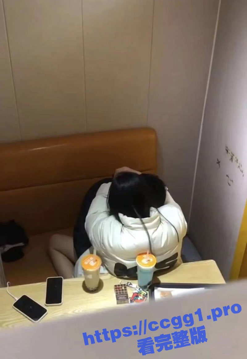 冒死偷拍！极品年轻小情侣性瘾犯了直接在饭店包厢里开始操逼！谁的青春不疯狂！