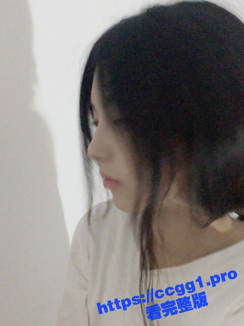 杭州大学大一学生 薛梅 在酒店被金主爆操蹂躏 直接怼脸拍摄 妹子害羞还反抗！
