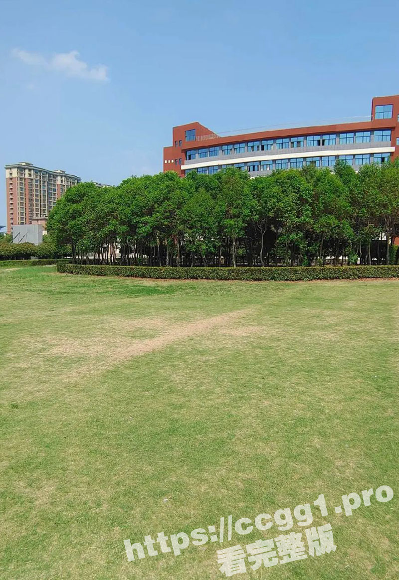 河南焦作工贸职业学院 饥渴小情侣在操场野战被路过的同学偷拍 全网疯传！