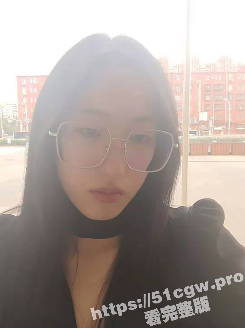 江西大学眼镜妹女友 刚做完毕业答辩很开心 奖励她一根大肉棒尝尝 看看这小母狗吃的多开心