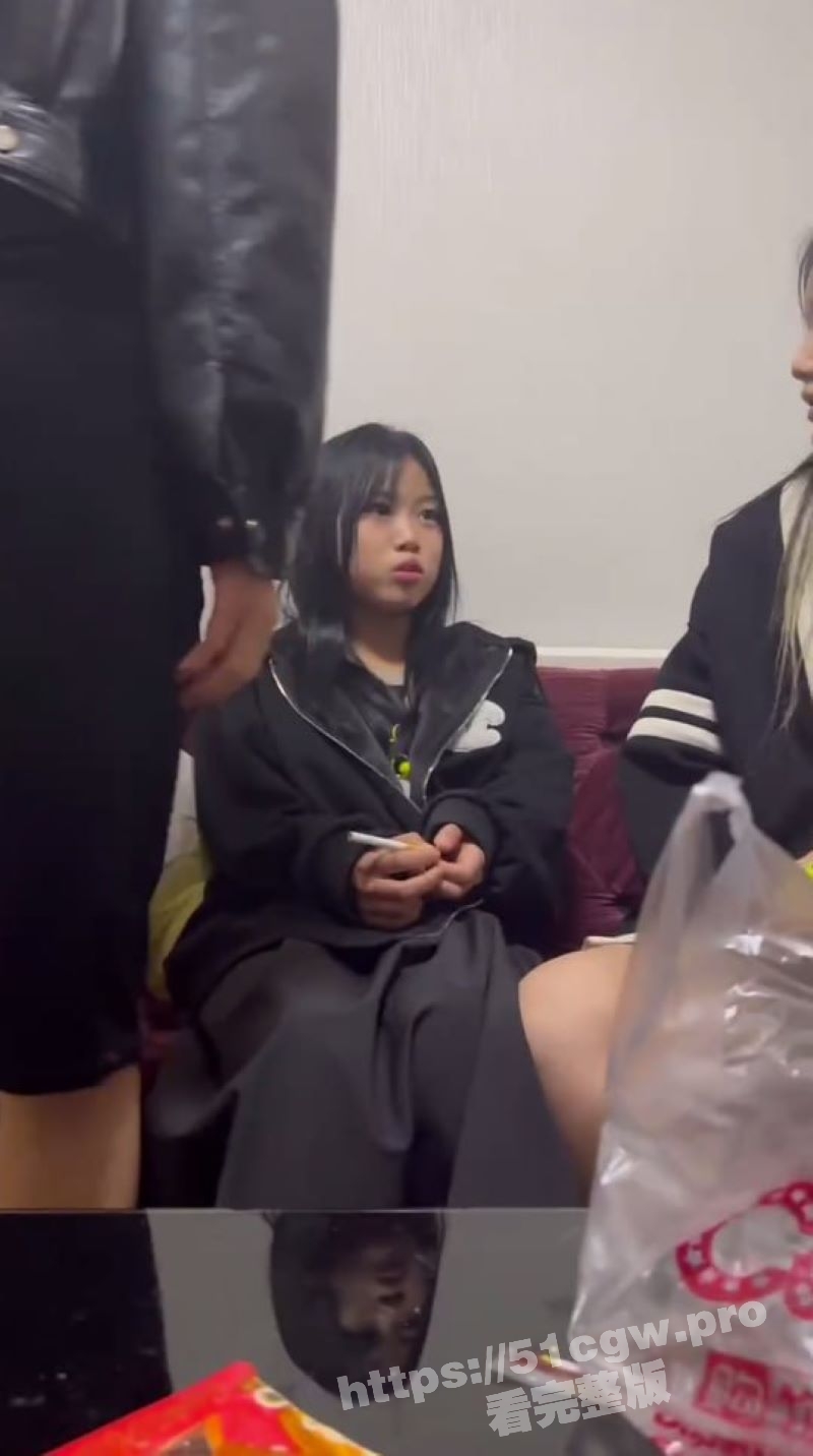 陕西发生恶性霸凌事件 一群精神小妹围殴一名女生 拳打脚踢下手极狠！
