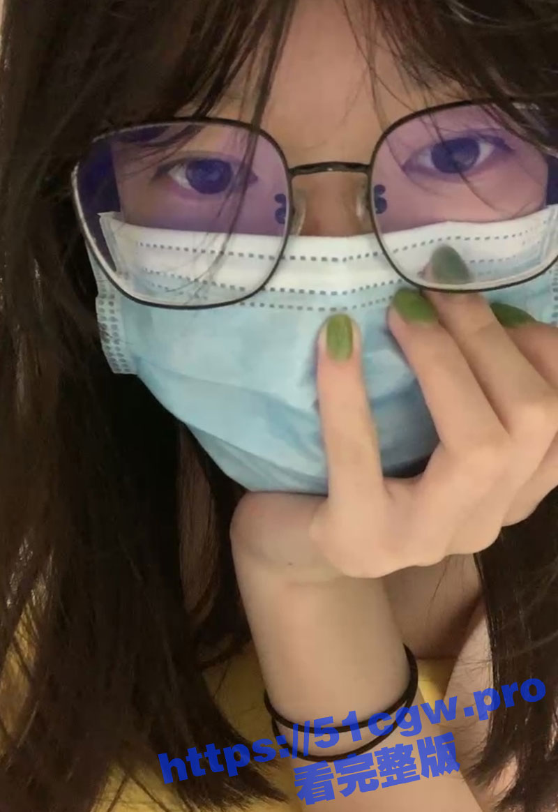 极品白嫩虎牙眼镜妹 外表清纯的大学生 酒店被男友刮毛后 对着白嫩的肥臀疯狂后入！