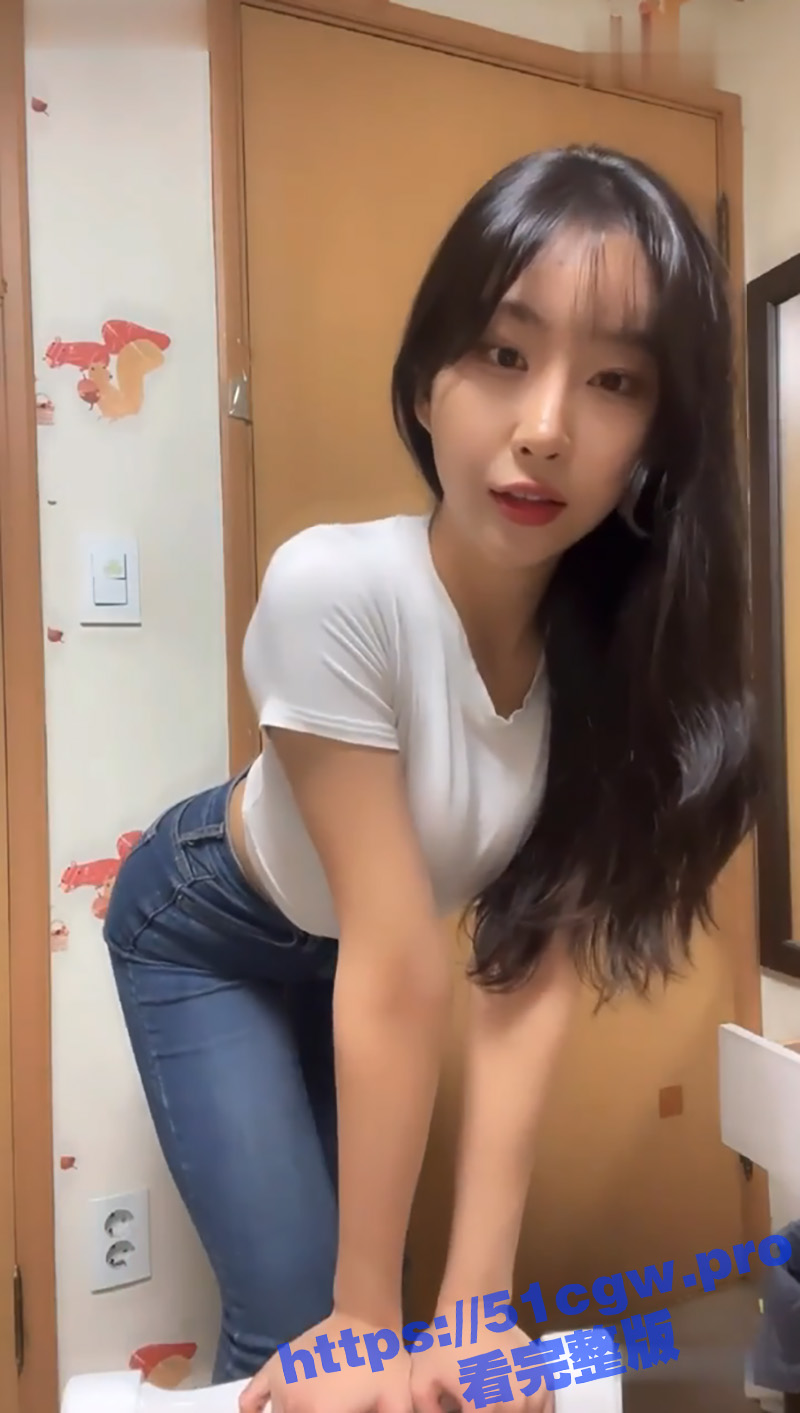 韩国首尔极品牛仔裤美臀女神 和男学员吃宵夜时喝多了 被带回出租屋进行啪啪 这身材真是绝美啊
