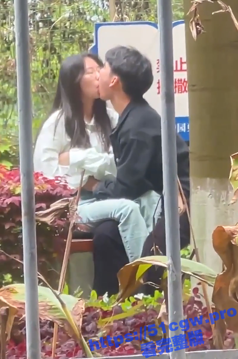 现在的情侣摸奶都不看场合了嘛？实拍情侣户外和地铁摸奶 现在的女孩子真开放啊