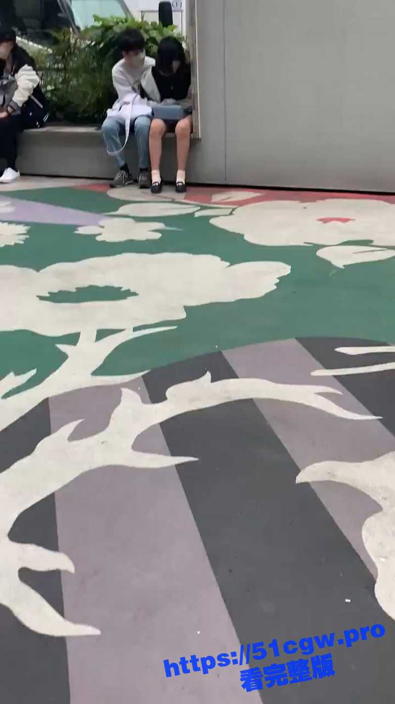 大白天就色色！日本小情侣在候车间狂摸下体 女主娇喘抖动 不停摇头连喊不要了 街头自慰还是小日本强