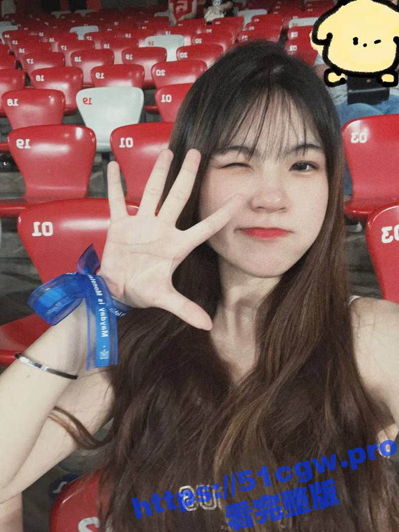 带清纯大学妹子看演唱会 结束后一起宵夜 送走朋友直接带走拿下 这样的嫩妹真好骗 一张票就搞定了
