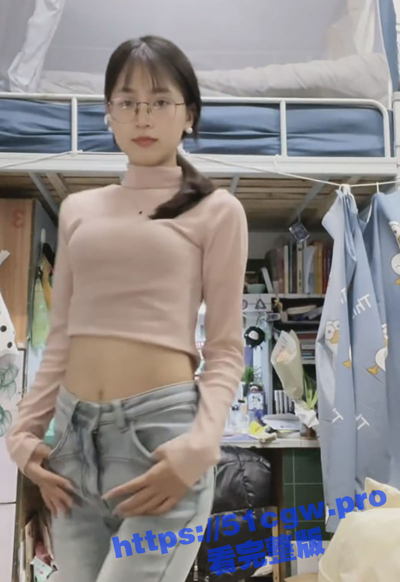 女大学生长相文静清纯 私下竟然是小腹上纹着黑桃Q的媚黑反差婊！穿着婚纱给大屌男友进行服务！