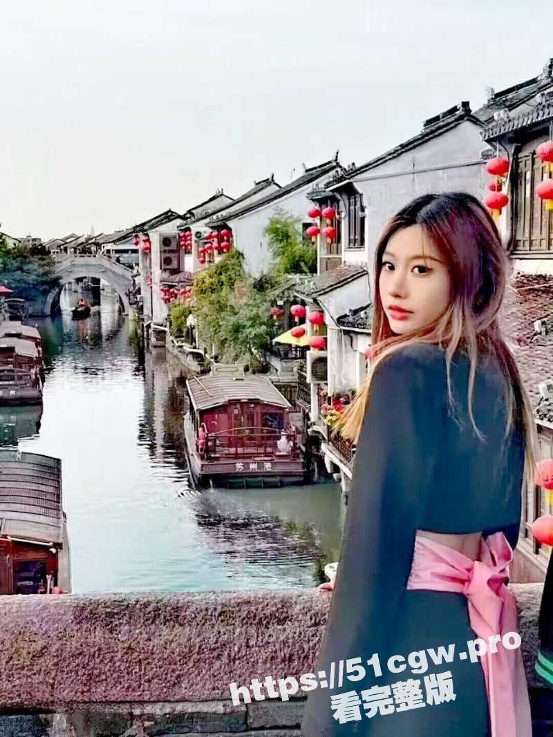 约操杭州极品美女 叶菲 身穿黑丝旗袍前来赴会 激情做爱被操到胡言乱语！