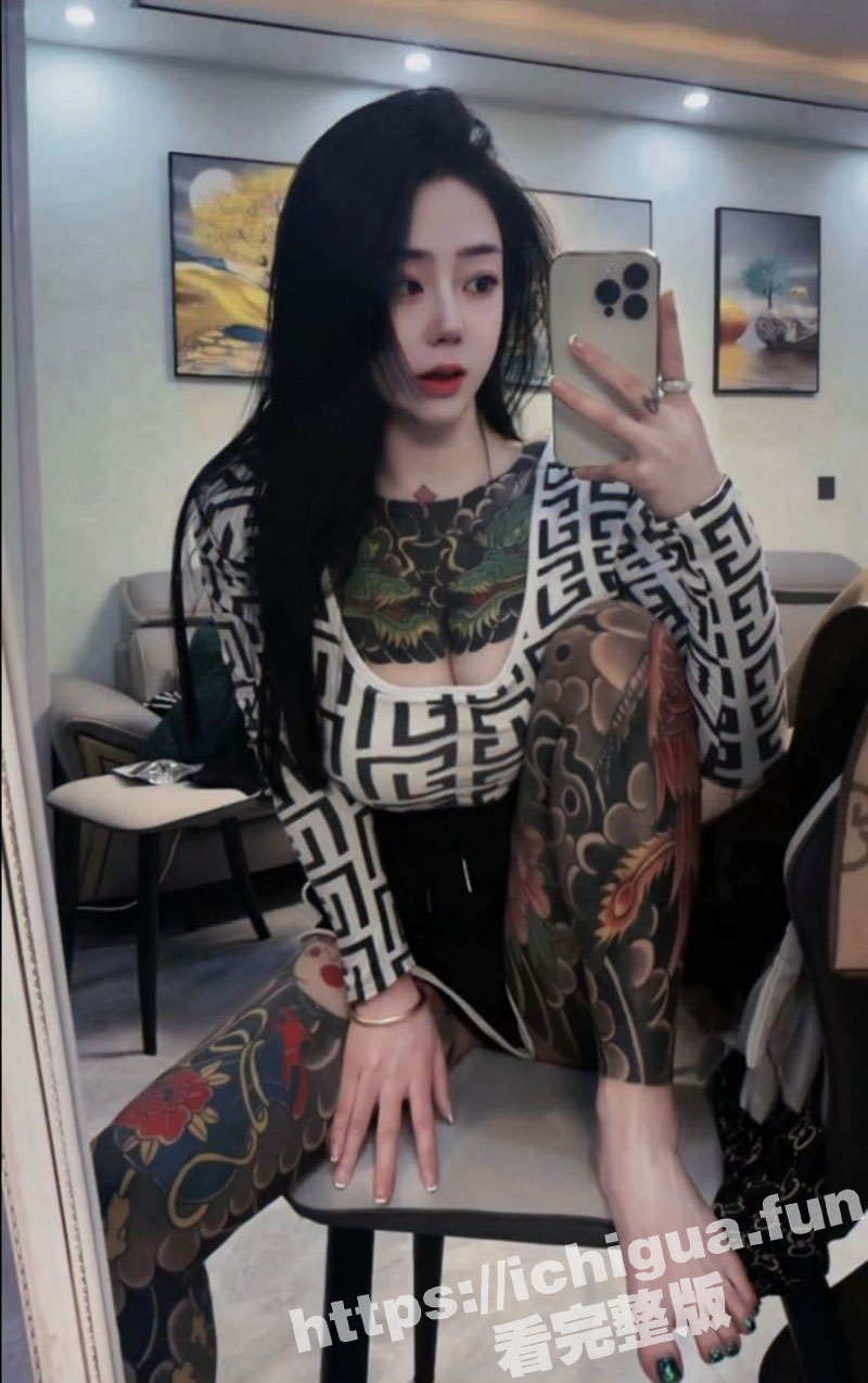 通体纹身的社会大嫂 大奶翘臀高颜值 除了奶子全身都是纹身 这和穿衣服有什么区别