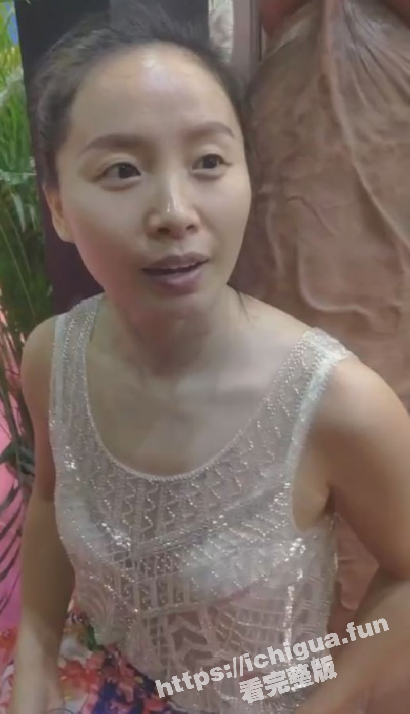 眼镜妹在成人展上看见大屌 当场走不动道了 各种姿势跟着抱着大屌合影！