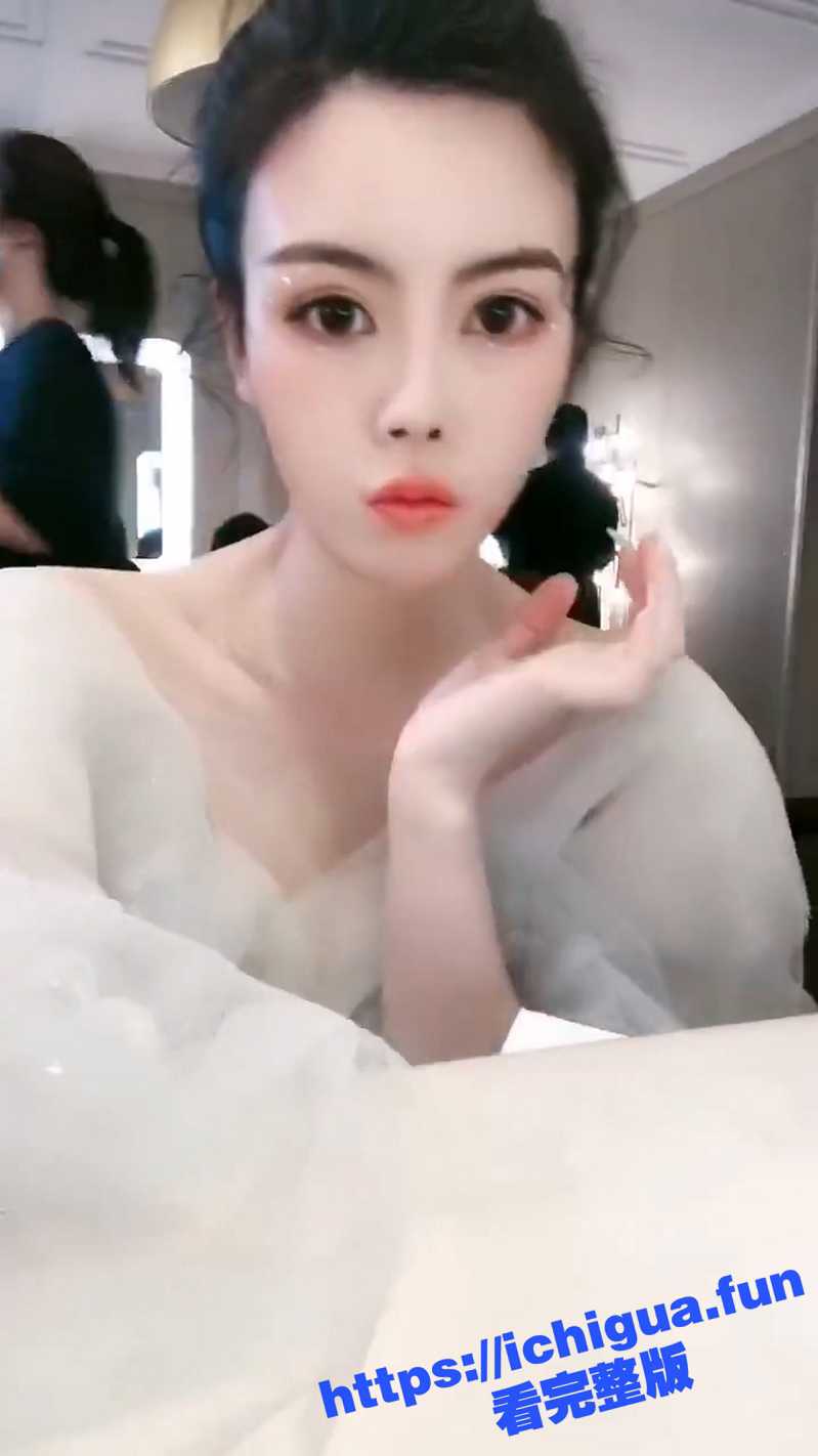 推特反差女神 上海少妇白甜 在户外裸拍露乳 全裸压马路 高颜值女神身材也超棒！玩的真花！