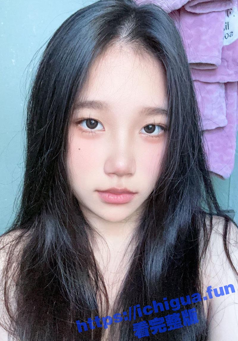 江西高颜值嫩妹大学生 人前清纯小甜妹 人后反差小母狗 在床上被炮友按住爆操 偷拍视频被发到网上！
