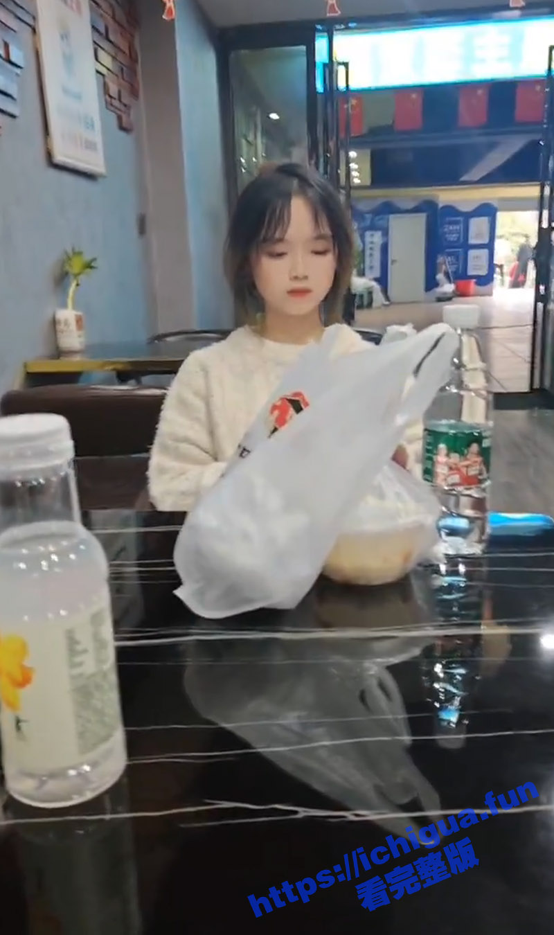 社会青年哄骗刚上大学的学生妹吃鸡巴 大屌乳交摩擦乳房时小姐姐的表情看起来很不情愿 有点强人所难了