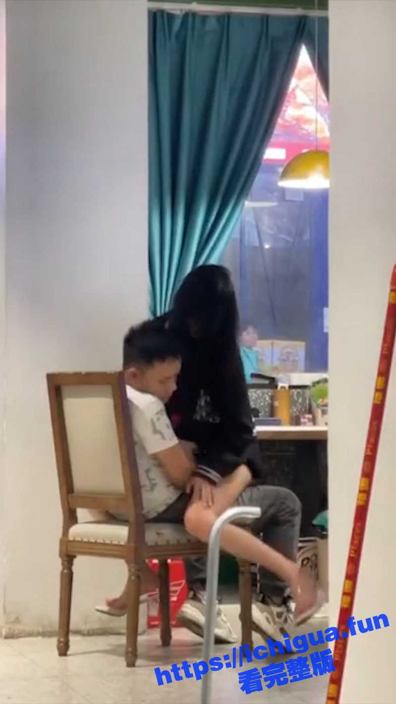 请你不要到处扣扣！广西年轻情侣在饭店大堂公然开抠 完全不分地点不分场合！