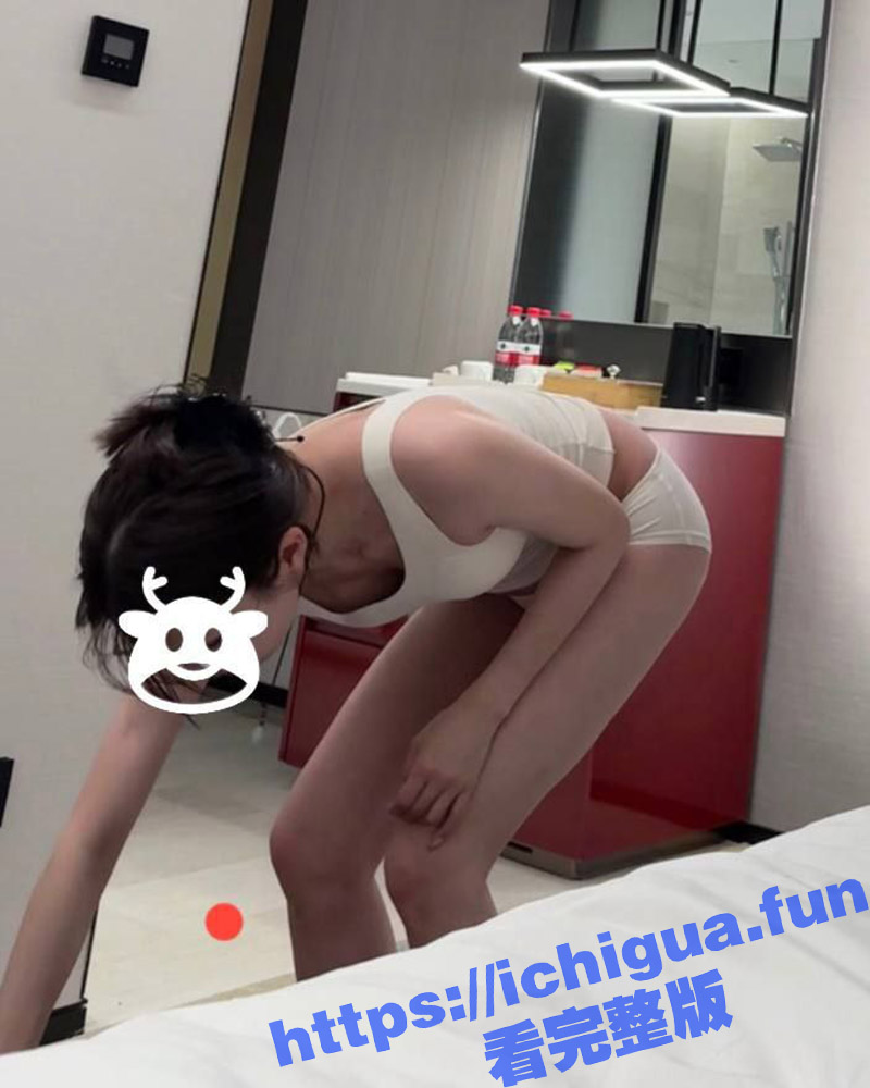 极品身材的大学生女友 在出租屋里尝试各种姿势 长腿翘臀无限诱惑 爆操嫩穴抱着翘臀无套内射