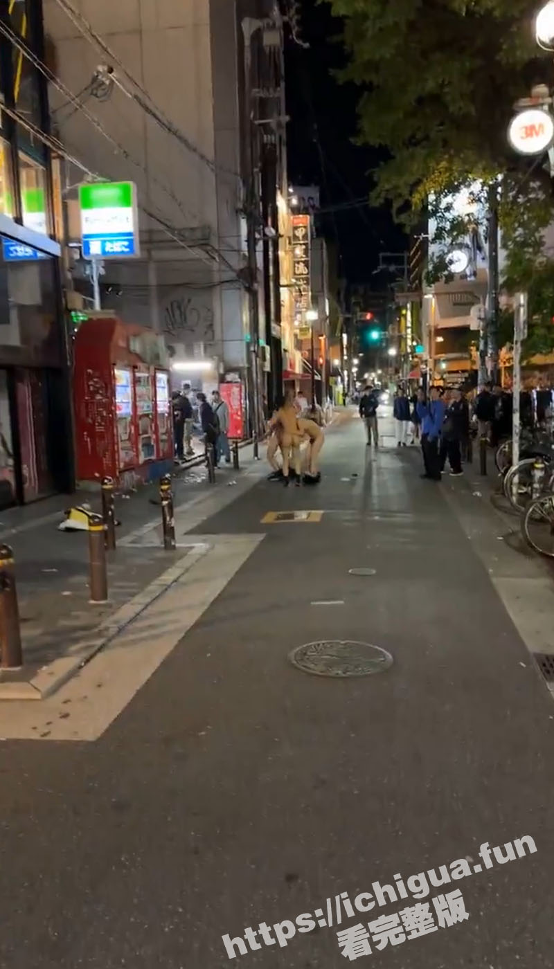 还是小日子会玩！东京步行街惊现三个裸男抱在一起缠绵 其中一人还对着路人打飞机 路人都看呆了
