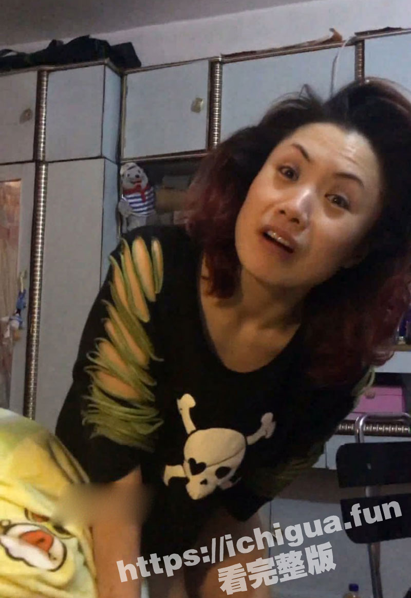 东北熟女大姐和网约的年轻小相好在家偷情做爱！“就和别人干过一次”搞笑对白完美露脸!