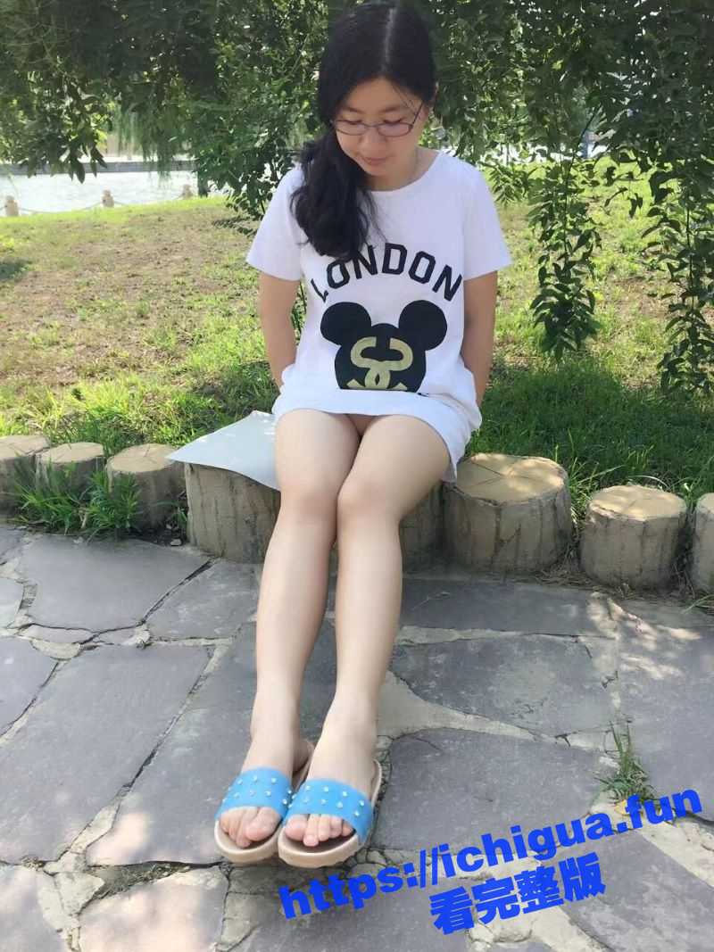 汕头的人妻 包燕 背着老公在野外释放天性 大胆露出 与炮友酒店3P激战被曝光！