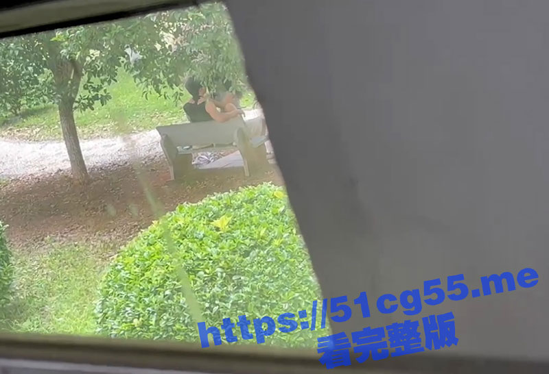 饥渴小情侣在公园的长椅上当众女上位啪啪极其刺激！不管过往的行人完全陶醉其中！