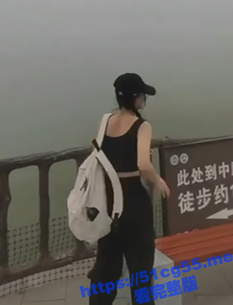 无知到底多可怕 一女孩穿吊带爬武功山 中途被队友扔下没管 最终得上失温症死亡