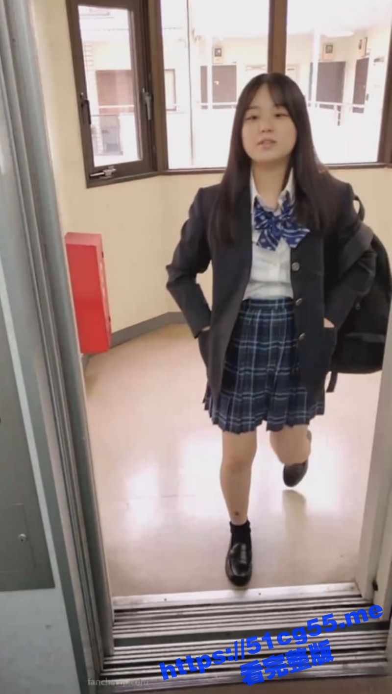 日本猥琐电梯服务员 抄底偷拍JK美少女 天天就对着她拍 非常专一！这就是电梯痴汉吗？
