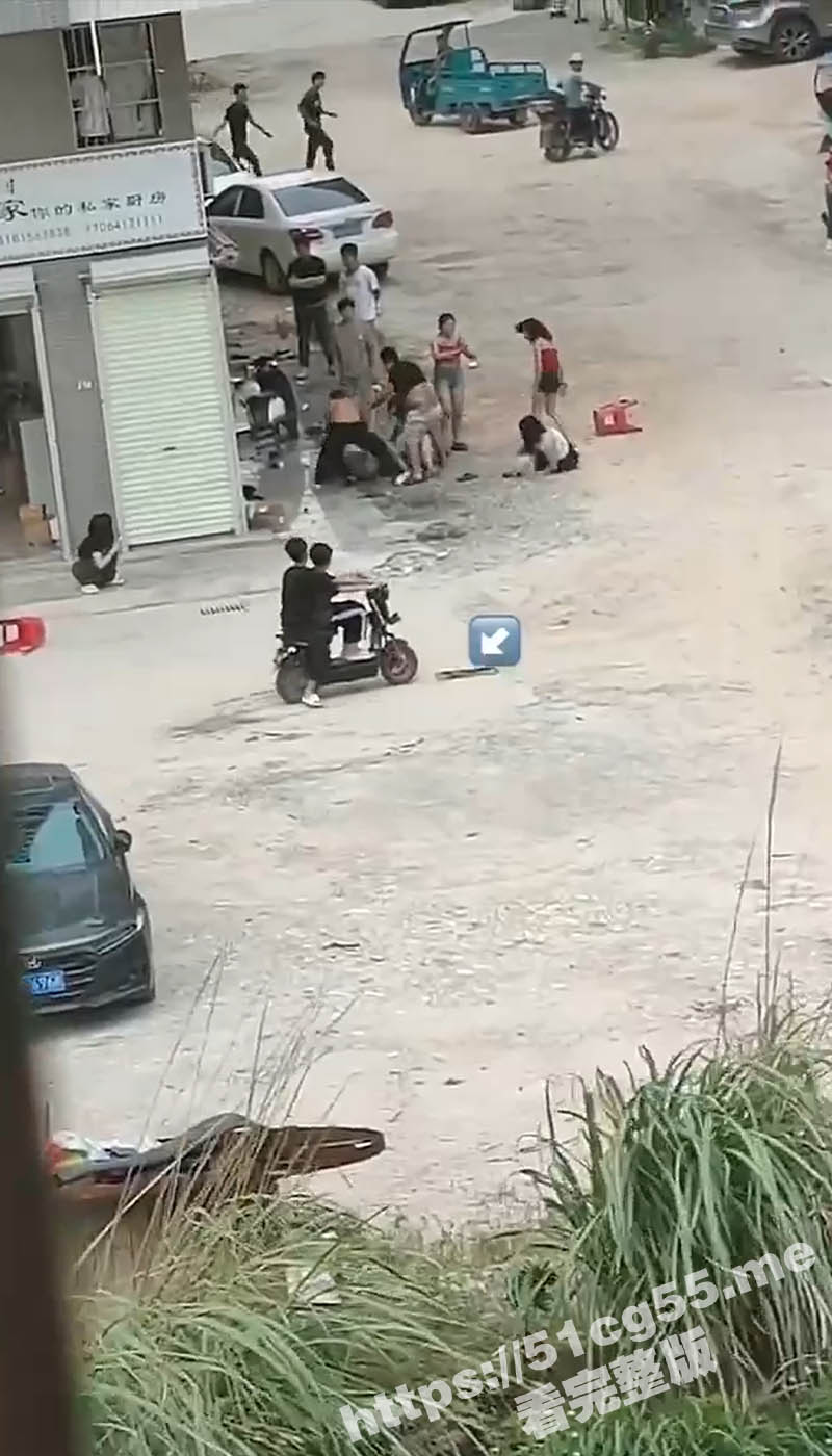 今日份笑点！一边是男女混战 一边是看热闹的电动车卡在路里抢镜 我两只眼睛都看不过来了！