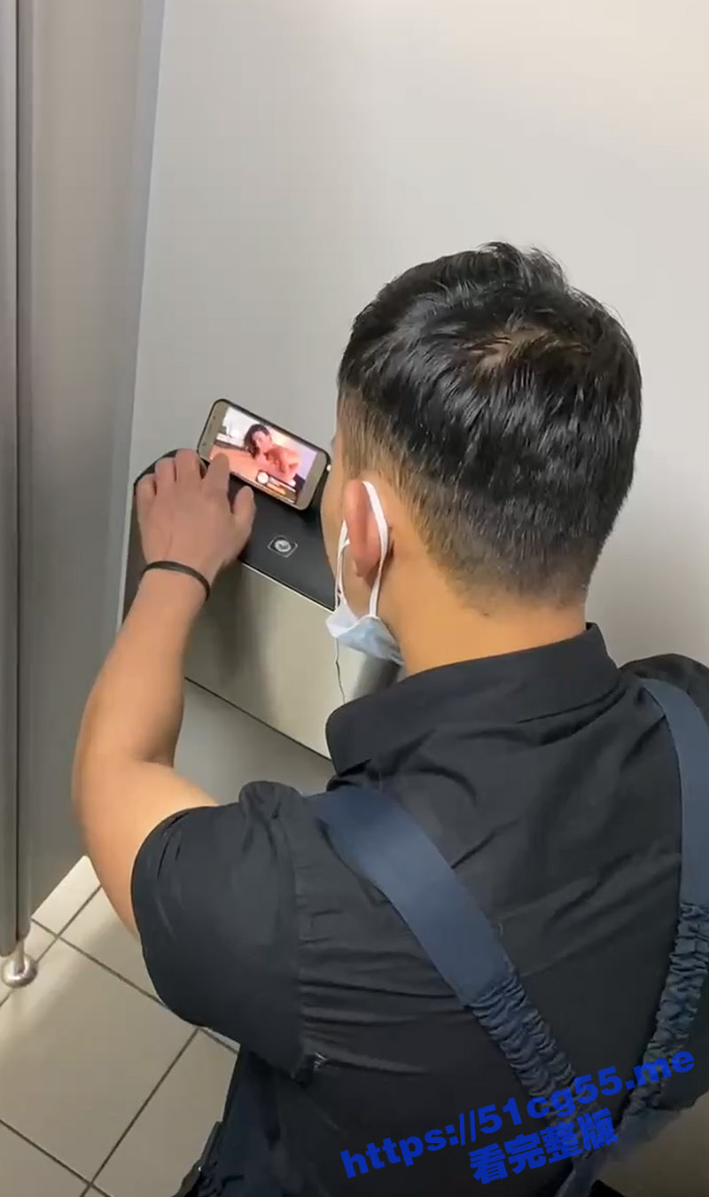厕所偷拍一位大哥看着毛片打飞机 大哥撸了好一会儿愣是没硬起来 看来是挑的毛片不合鸡巴的胃口啊
