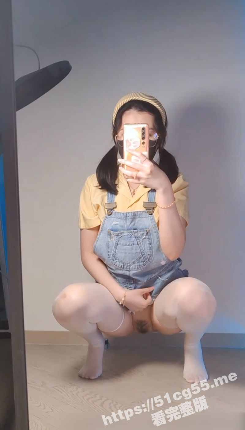 推特抖音反差御姐 奶咪 身穿性感白丝可爱背带裤在镜子前用香蕉棒玩弄肉穴 高潮捅出超多淫水和诱人白浆