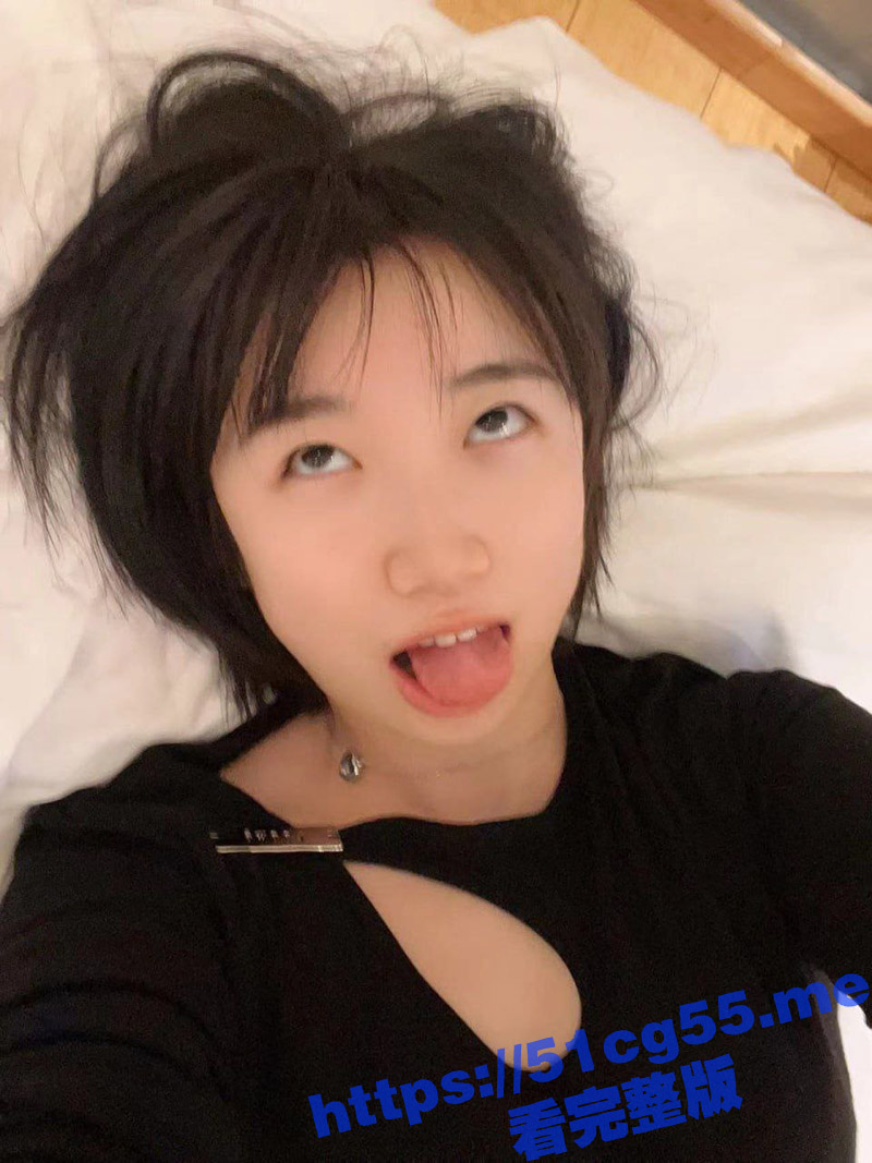 超清纯眼镜妹私下用牙刷自慰 甜美可爱外表下超骚 果然十个眼镜九个骚