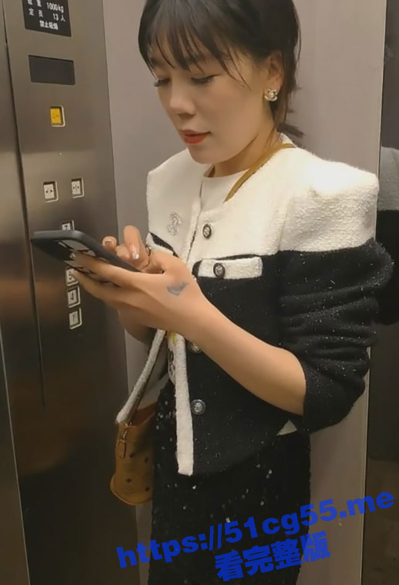 瓜友微信群里认识的北京37岁离异少妇 有着强大的性欲 喝尿口交毒龙样样精通！
