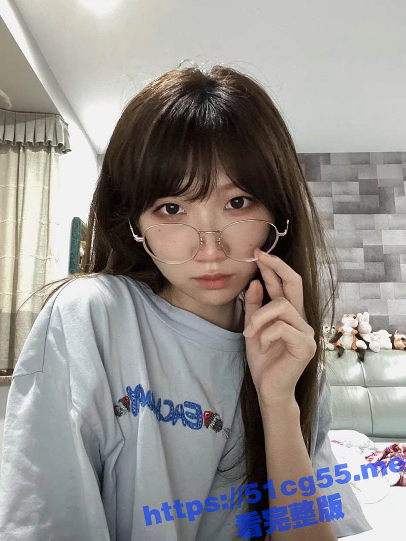 深圳大学 萧亚婷 男同学的白月光女神被富二代男友按在沙发上蹬 暴力抽插后入被操的嗷嗷叫！