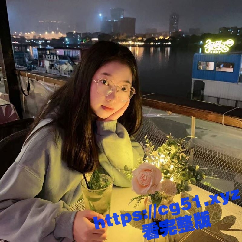 武汉服装店导购 叶茜 反差眼镜娘一枚 下班被主人带到街上当狗溜 全裸露出！再带回酒店爆操赏精！