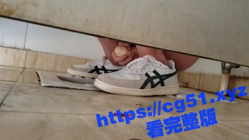 偷拍大神女厕潜伏 遇到骚男拿飞机杯在女厕自慰 场面一度十分尴尬！