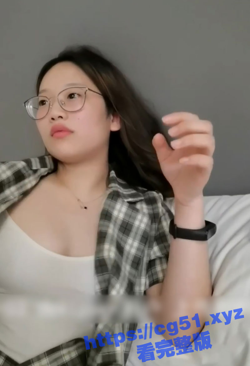 反差还得看眼镜妹！刚上大一就和男友开房操逼 后入捅得水流不止 这场做爱表演太震撼！
