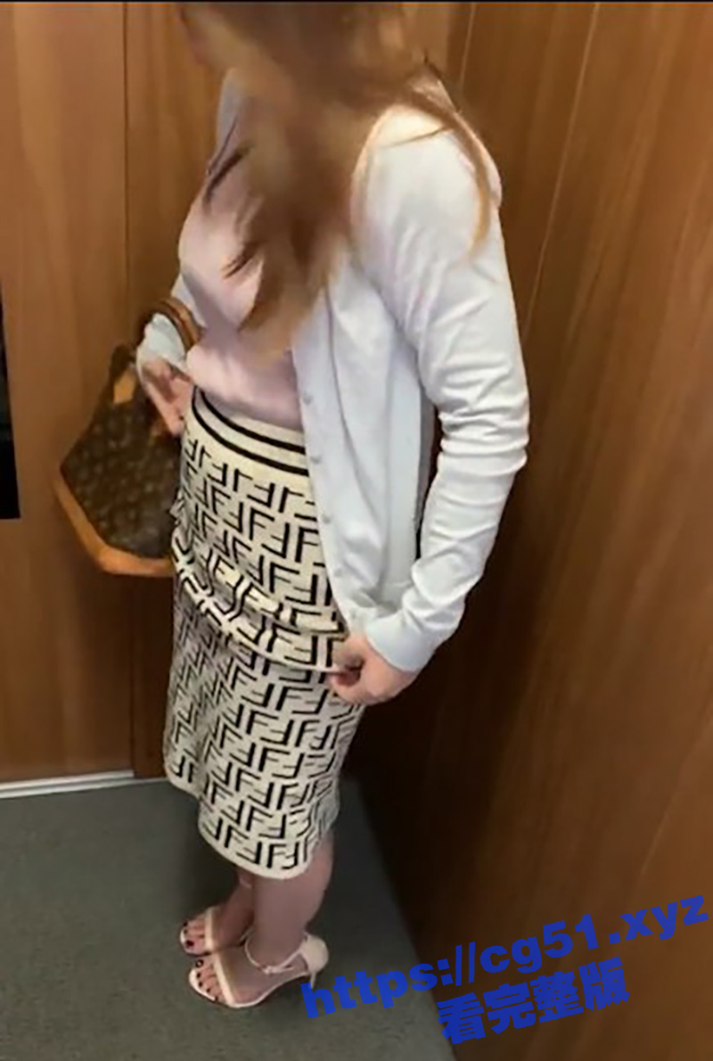 风骚已婚女同事 在公司男厕所 给同事激情口交 旁边还有人上厕所 晚上趁老公不在 回家疯狂乘骑不愿下来