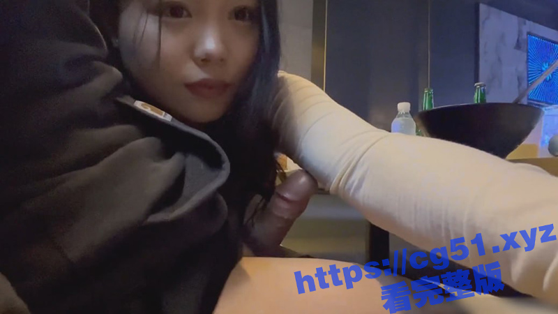 韩国美女KTV发情 一边唱歌一边吃鸡巴 再撅起肥臀被爆操 这韩妹的身材是真的不错 小翘臀太诱人了